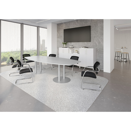 Konferenztisch mit Kabelauslass in modernem Büro, umgeben von sechs Stühlen.