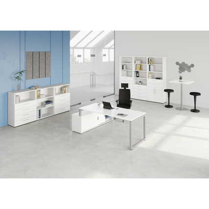 Weißer Schreibtisch mit höhenverstellbarer Platte und Sideboard in einem modernen Büroumfeld.