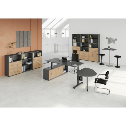 Schreibtischkombination in graphit mit Sideboard, Bürostuhl und Stehtisch in einem hellen Raum.