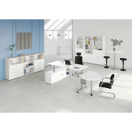 Weiße Schreibtischkombination in einem modernen Büro mit Möbeln und Dekoration im Hintergrund.