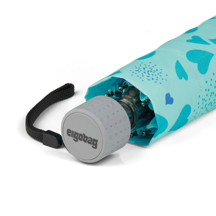 Kurz gefalteter Regenschirm in einer blauen Hülle mit Herzmustern und ergonomischem Griff.