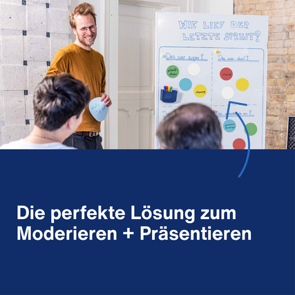 Moderationskarte an einer Wand während einer Präsentation mit einem präsentierenden Moderatoren.