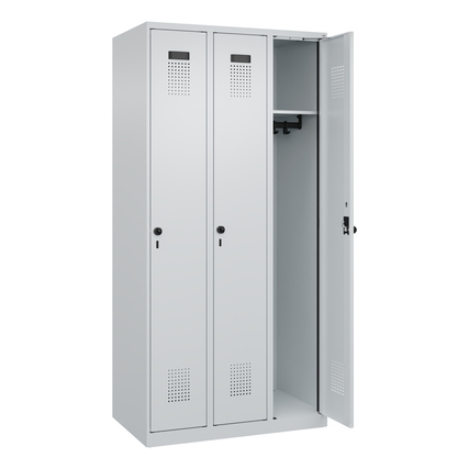 Kleiderspind mit drei Abteilen und offenen Türen, lichtgrau mit Belüftungslochbild.