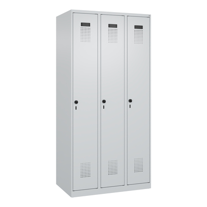 Kleiderschrank in lichtgrau mit drei Abteilen, Belüftungsöffnungen und Sicherheitsschlössern.