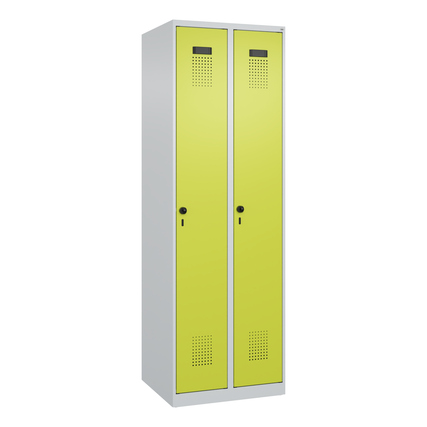 Zwei Türen eines lichtgrauen Kleiderschranks mit clowngrünen Fronten und Belüftungsöffnungen.