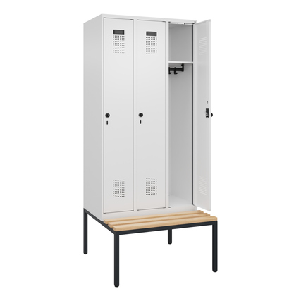 Kleiderspind mit drei Abteilen und untergebauter Sitzbank in verkehrsweiß.