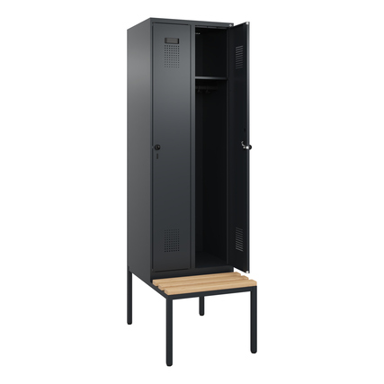 Schwarzer Kleiderspind mit zwei Abteilen und untergebauter Sitzbank, geöffnet.