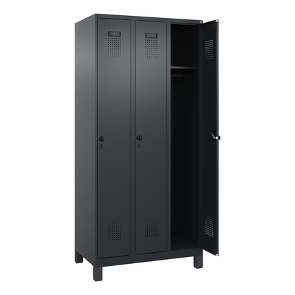 Kleiderspind mit drei Abteilen, geöffnet, in schwarzgrauer Farbe, auf Standfüßen.