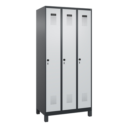 Dreiflügeliger Kleiderspind mit schwarzen und lichtgrauen Türen, belüftet, auf einem Standfuß.