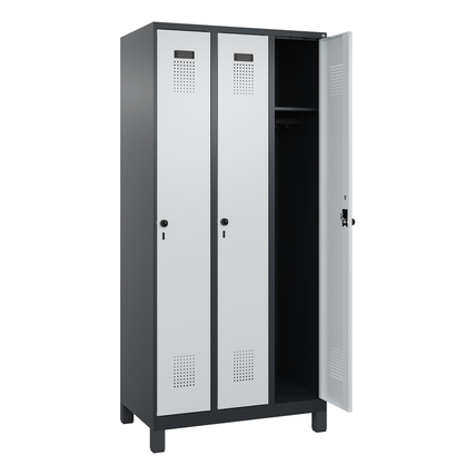 Dreiabteiliger Spind in schwarzgrau und lichtgrau mit offenen und geschlossenen Türen.