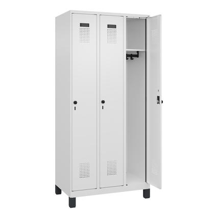 Kleiderspind in verkehrsweiß mit drei Abteilen und einer offenen Tür zur Innenansicht.