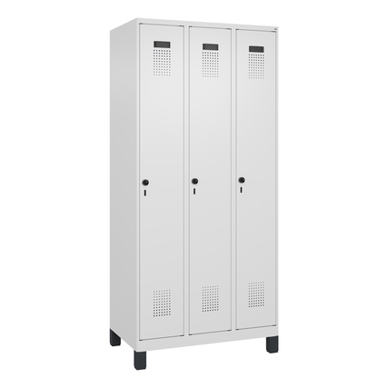 Kleiderspind mit drei Abteilen, verkehrsweiß, auf Standfuß, mit Belüftungslöchern und Schlüsseln.