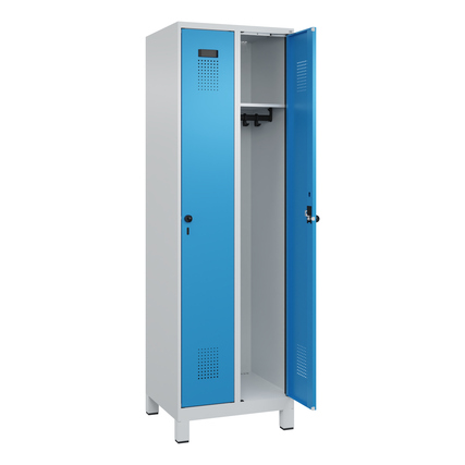 Kleiderspind mit zwei Abteilen, lichtgraue und lichtblaue Türen, offene Innenansicht.