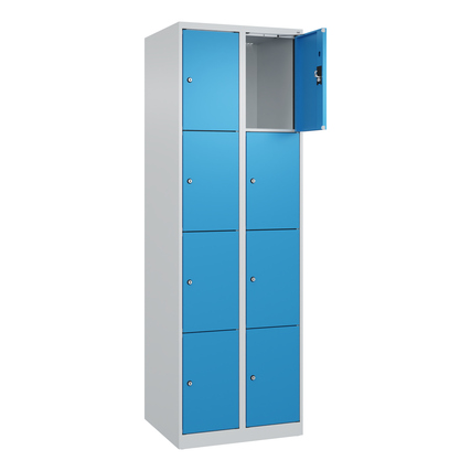 Schließfachschrank mit acht Fächern, lichtgrau mit blauen Türen, eine Tür geöffnet.