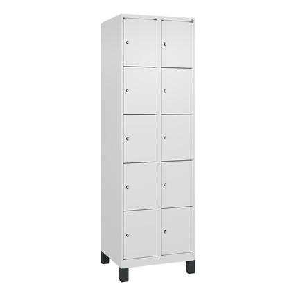 Schließfachschrank mit 10 Fächern und Standfuß in verkehrsweiß, rechte Türanschläge.