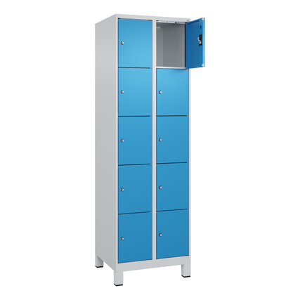 Schließfachschrank mit 10 Fächern, darunter ein offenes Fach, in lichtgrau und lichtblau.