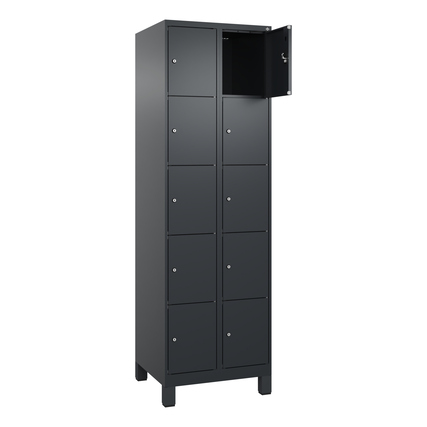 Schließfachschrank mit zehn Fächern, hochgestellt auf Standfuß, eine Tür geöffnet.