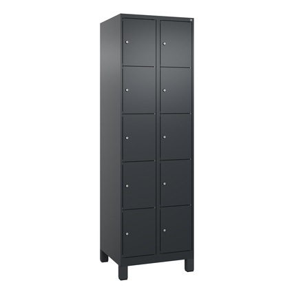 Schließfachschrank mit 10 Fächern, schwarzgrau, auf Standfuß, in aufrechter Ansicht.