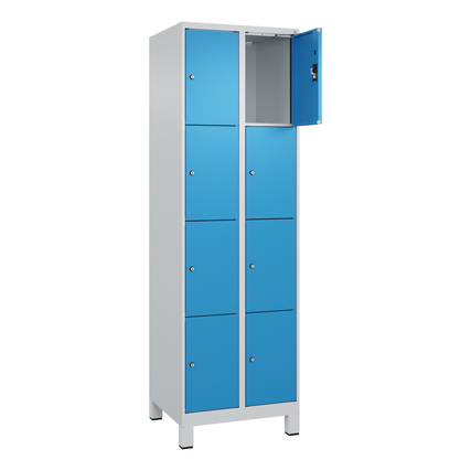 Heller Schließfachschrank mit acht Fächern und einer geöffneten blauen Tür.