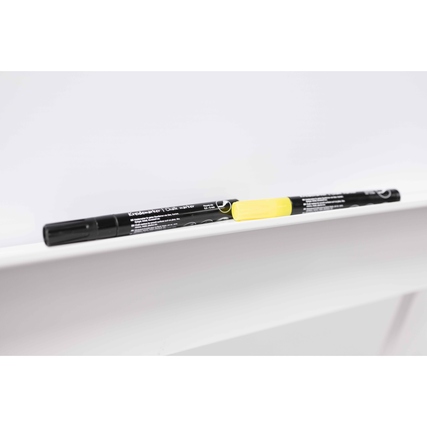 Schwarze und gelbe Marker liegen auf einer weißen Oberfläche der Multifunktionstafel.