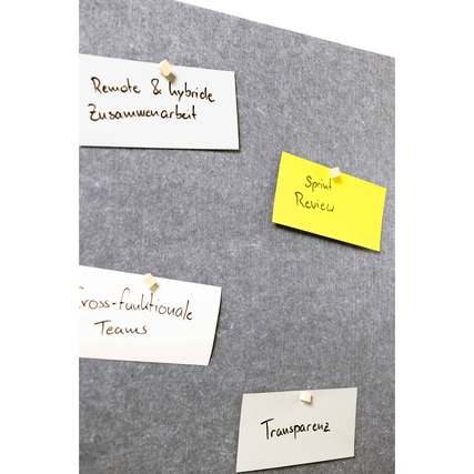 Zweiseitige Multifunktionstafel mit Filzoberfläche und Moderationskarten in Nutzung.