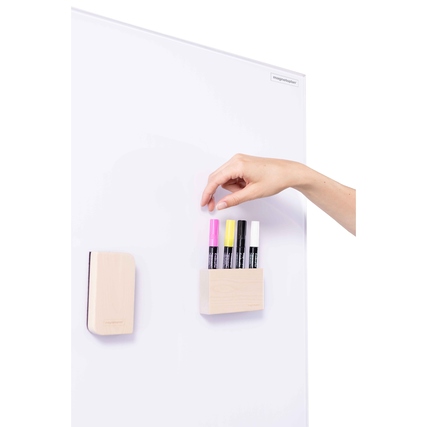 Mobile Glasboard mit Hand, die Marker aus einer Holzablage entnimmt, auf weißem Hintergrund.