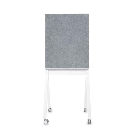 Multifunktionstafel mit grauer Filzoberfläche auf einem mobilen Gestell mit Rollen.