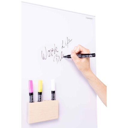 Multifunktionstafel mit Glas- und Filzoberfläche, handbeschrieben und mit Stiften im Halter.