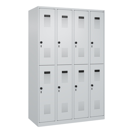 Doppelstöckiger, lichtgrauer Kleiderspind mit sechs Fächern und Belüftungsschlitzen.