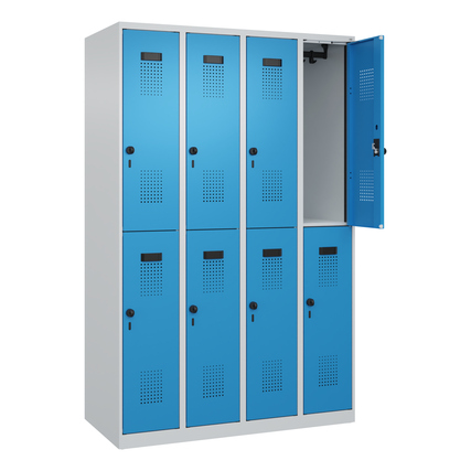 Doppelstöckiger, lichtgrauer Kleiderspind mit blauen Türen und offenem Fach.