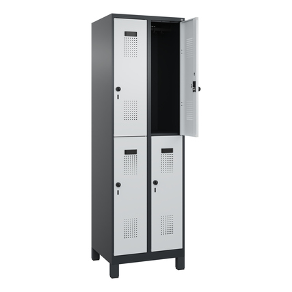 Doppelstöckiger Kleiderspind mit schwarzen und lichtgrauen Türen, teilweise geöffnet.