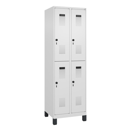 Doppelstöckiger, verkehrsweißer Kleiderspind mit vier Fächern und Belüftungslöchern.