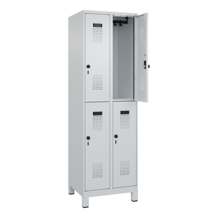 Doppelstöckiger, lichtgrauer Kleiderspind mit vier Fächern und geöffneter Tür.