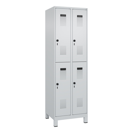 Doppelstöckiger lichtgrauer Kleiderspind mit vier Fächern und belüfteten Türen.