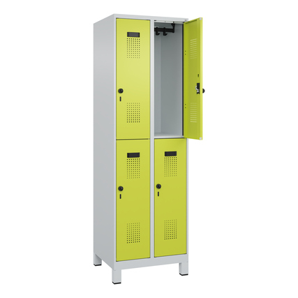 Doppelstöckiger lichtgrauer Kleiderspind mit clowngrünen Türen und seitlichen Belüftungslöchern.