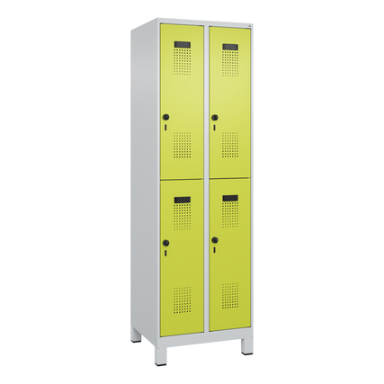 Doppelstöckiger, lichtgrauer Kleiderspind mit clowngrünen Türen und Standfuß.