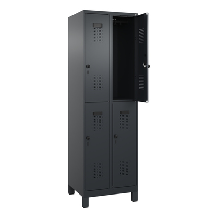 Doppelstöckiger schwarzer Kleiderspind mit geöffneten Türen und Lüftungsgitter.