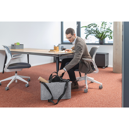 Grau melierte Aufbewahrungstasche für Büroutensilien, auf einem Bürotisch stehend.