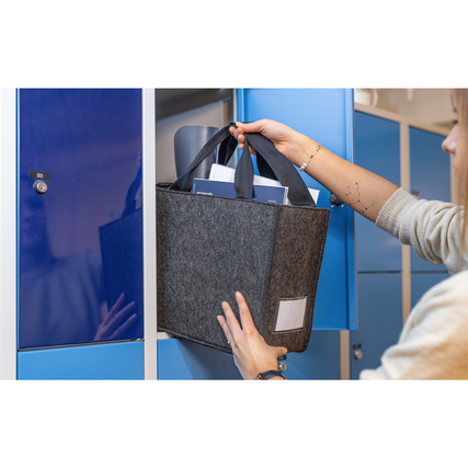 Graue Aufbewahrungstasche zur Verwendung in einem Schließfach, mit Büroutensilien gefüllt.