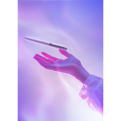 Kugelschreiber schwebt über einer Hand in einem sanften, bunten Licht.