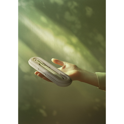 Kugelschreiber in Hand gehalten, umgeben von sanften Licht- und Schatteneffekten.