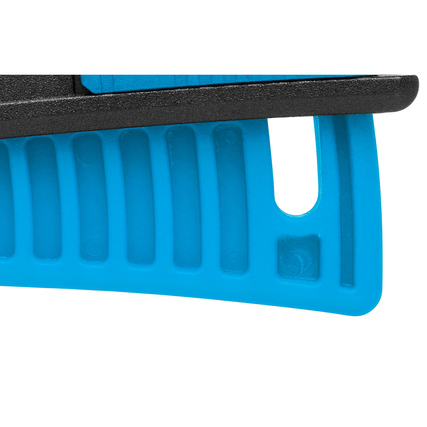 Nahaufnahme des blauen Griffs eines Sicherheitsmessers mit Hebelmechanismus.