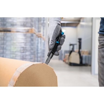 Sicherheitsmesser SECUBASE 383, das beim Schneiden von Kartons in Gebrauch ist.