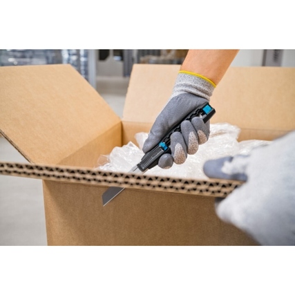 MARTOR Sicherheitsmesser SECUBASE 383 wird zum Schneiden eines Kartons verwendet.
