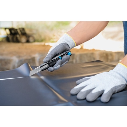 Sicherheitsmesser SECUBASE 383 wird von einer Person mit Handschuhen auf einer Unterlage verwendet.