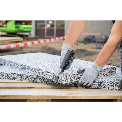 Sicherheitsmesser SECUBASE 383 wird zum Schneiden von Materialien auf einer Holzpalette verwendet.