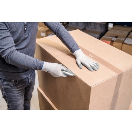 Person schneidet mit einem Sicherheitsmesser eine Kartonage in einem Lager.