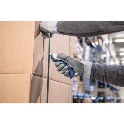 Person schneidet mit einem Sicherheitsmesser Karton um einen Sack zu öffnen.