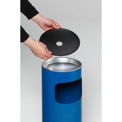 Blauer Standascher mit abnehmbarem schwarzen Deckel, während er geöffnet wird.