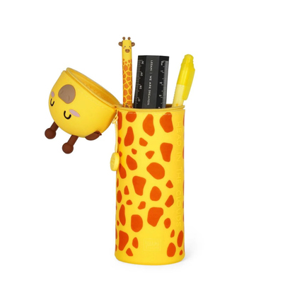 Gelbes Schlampermäppchen mit Giraffenmotiv und Inhalt wie Stifte und Lineal, dekorativ.